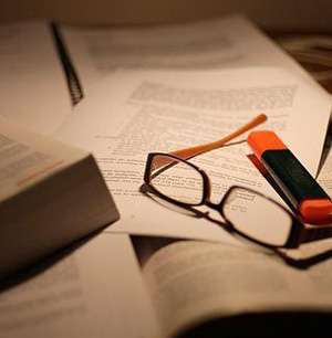 在微弱燈光下看書真的會傷眼睛嗎?