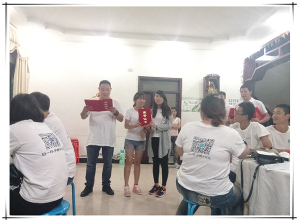 為優秀伙伴們頒獎獎品