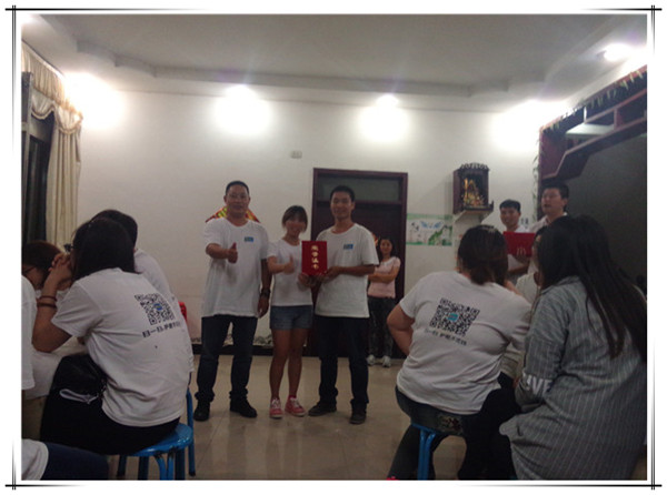 為優秀伙伴們頒獎獎品