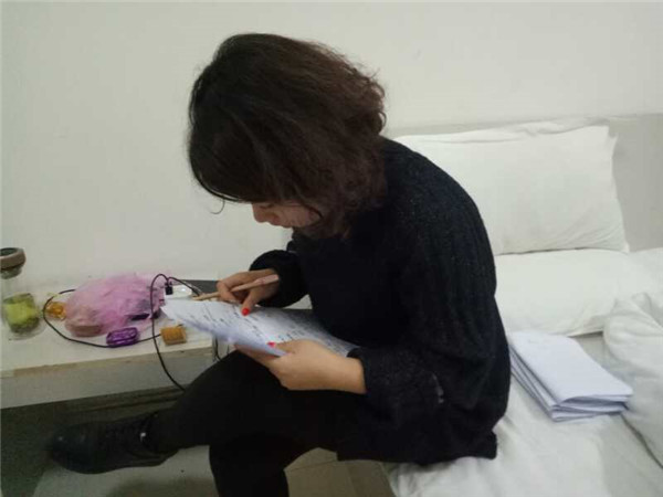 易視界老師認真改卷中