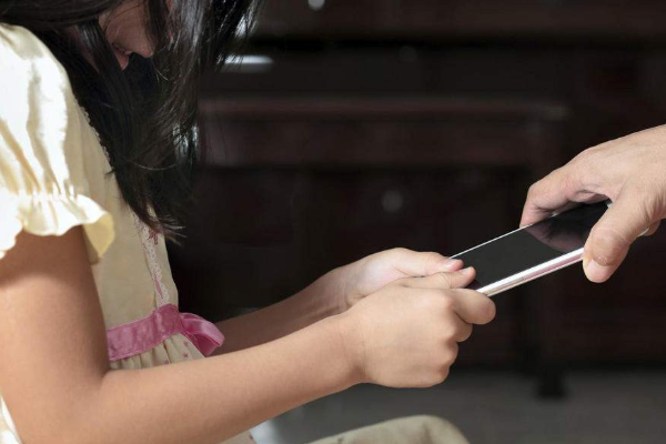 孩子要玩手機,爸媽應該怎么辦