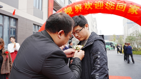 易視界小伙伴為客戶戴胸花