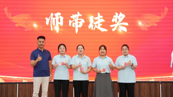 易視界2025年7月師帶徒獎獲得者上臺領獎